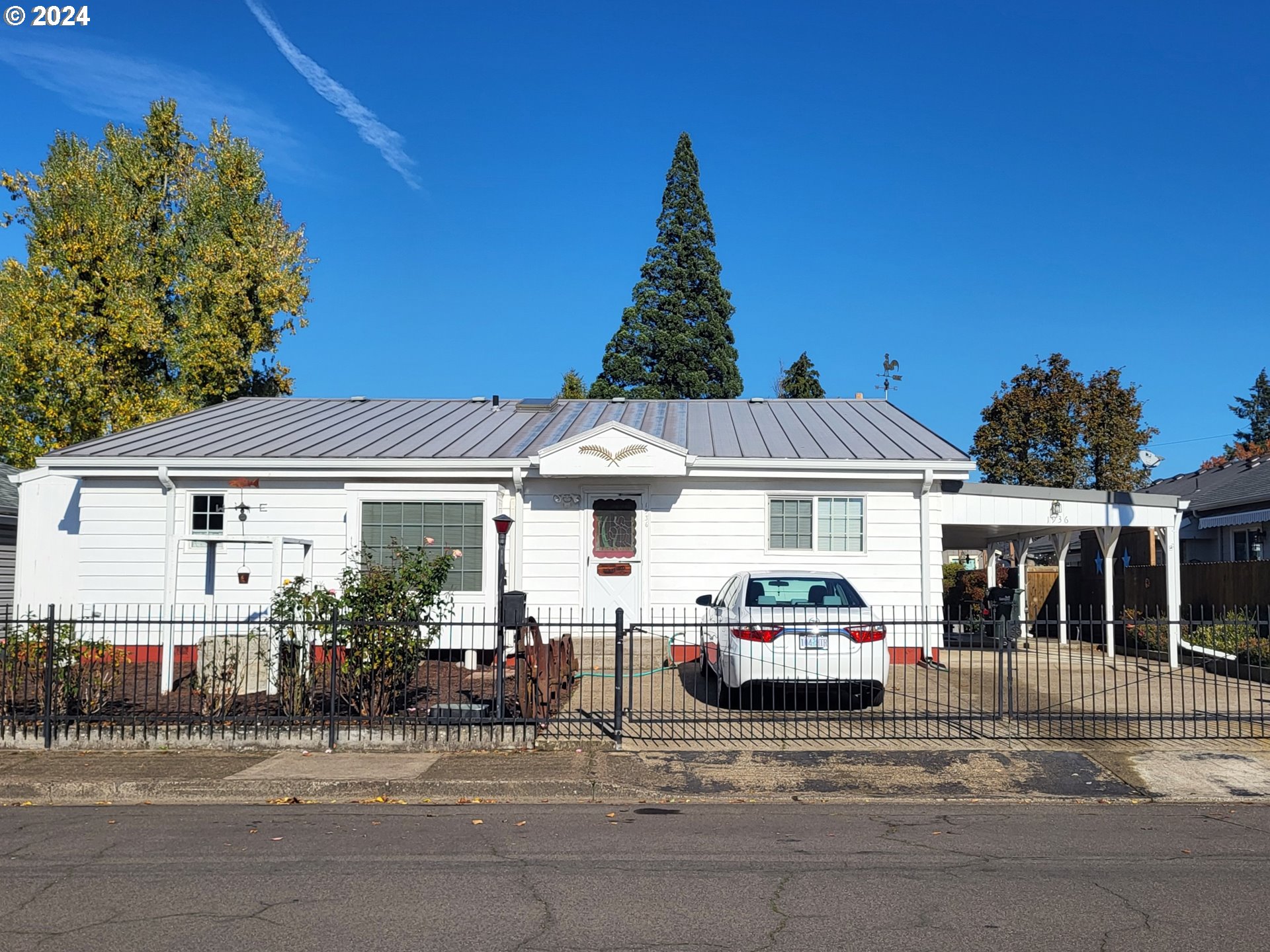 1936 H Street Springfield, OR 97477 - Photo 1 of 26 a front view of a house with a garden