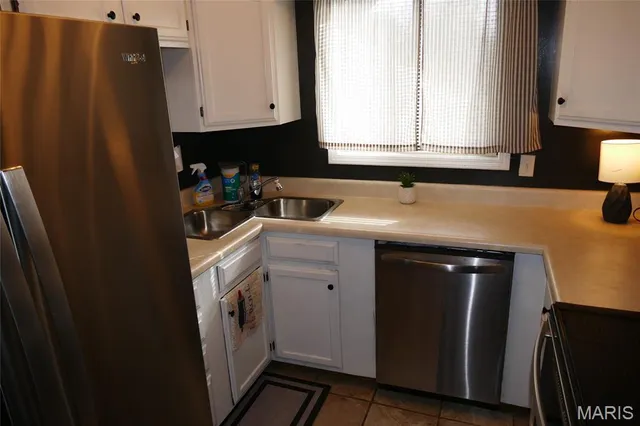 $215,000 | 5100 Hollow Wood Court, Unit D, St. Louis, MO 63128