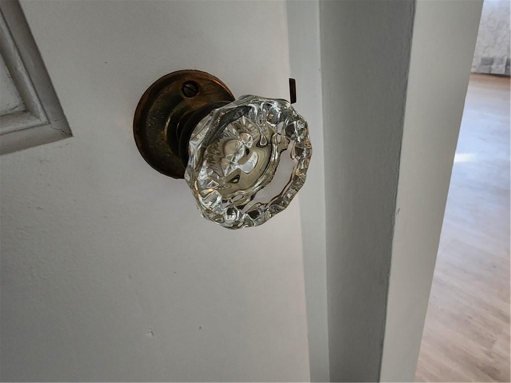 2655 River Road Vandergrift, PA 15690 - Photo 14 of 47 SWEET GLASS DOOR KNOBS