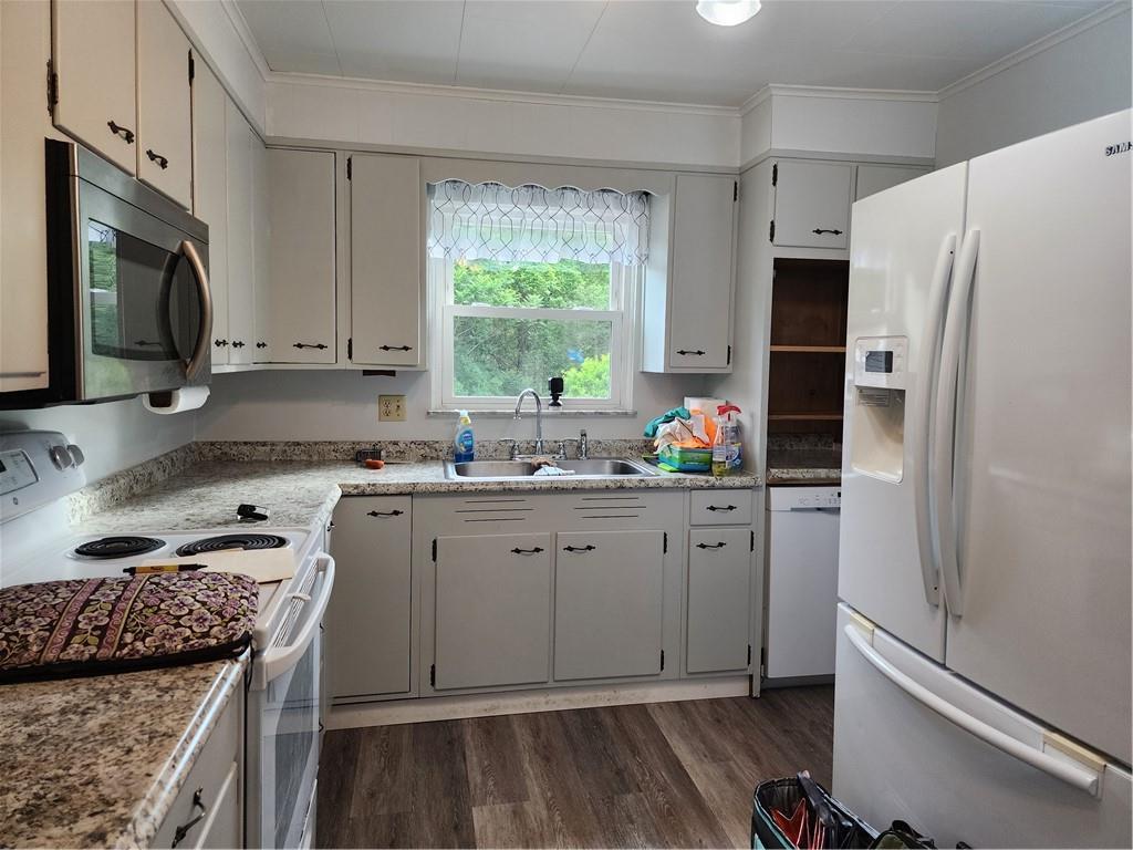 2655 River Road Vandergrift, PA 15690 - Photo 20 of 47 KITCHEN