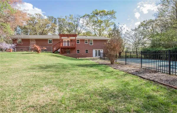 a view of a house with a yard