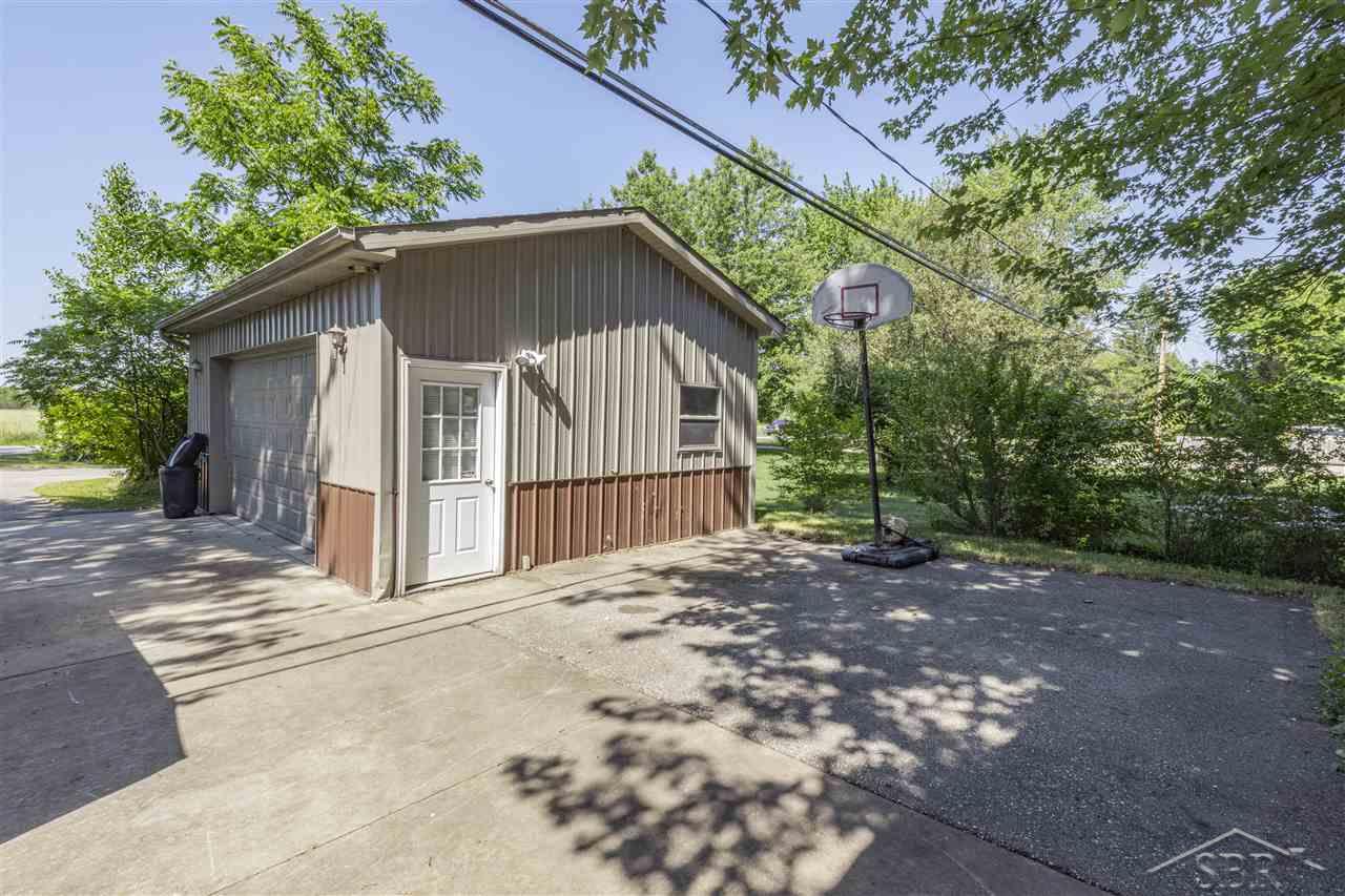 12251 Dice Road Freeland, MI 48623 - Photo 10 of 32