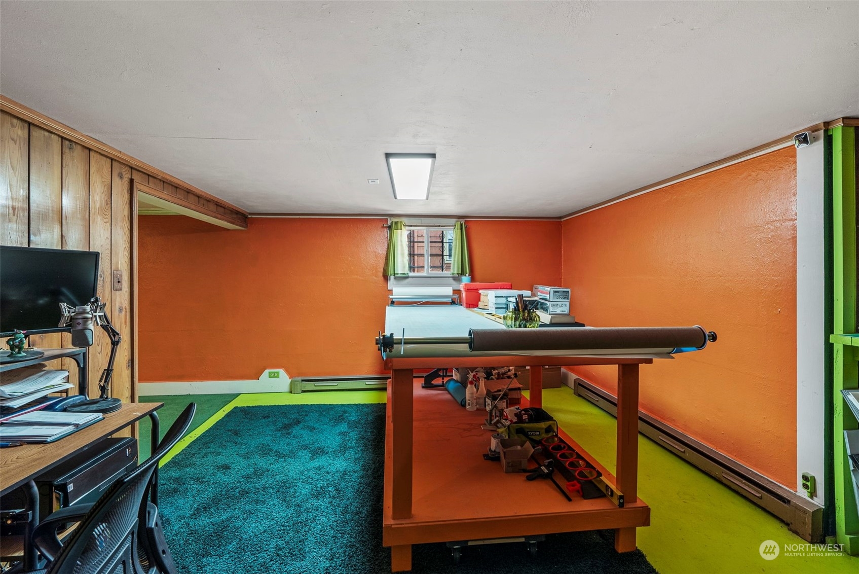 502 Burcham Street Kelso, WA 98626 - Photo 21 of 38 a room with table and chairs