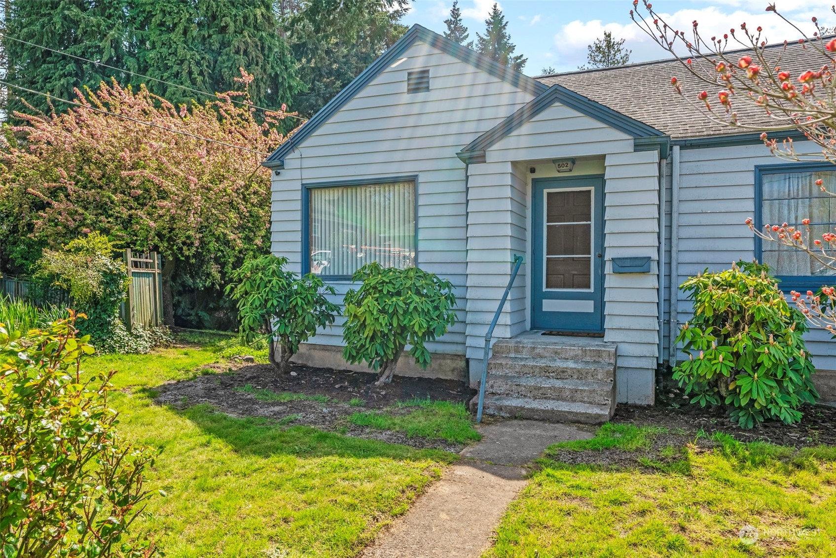 502 Burcham Street Kelso, WA 98626 - Photo 3 of 38 a front view of a house with garden