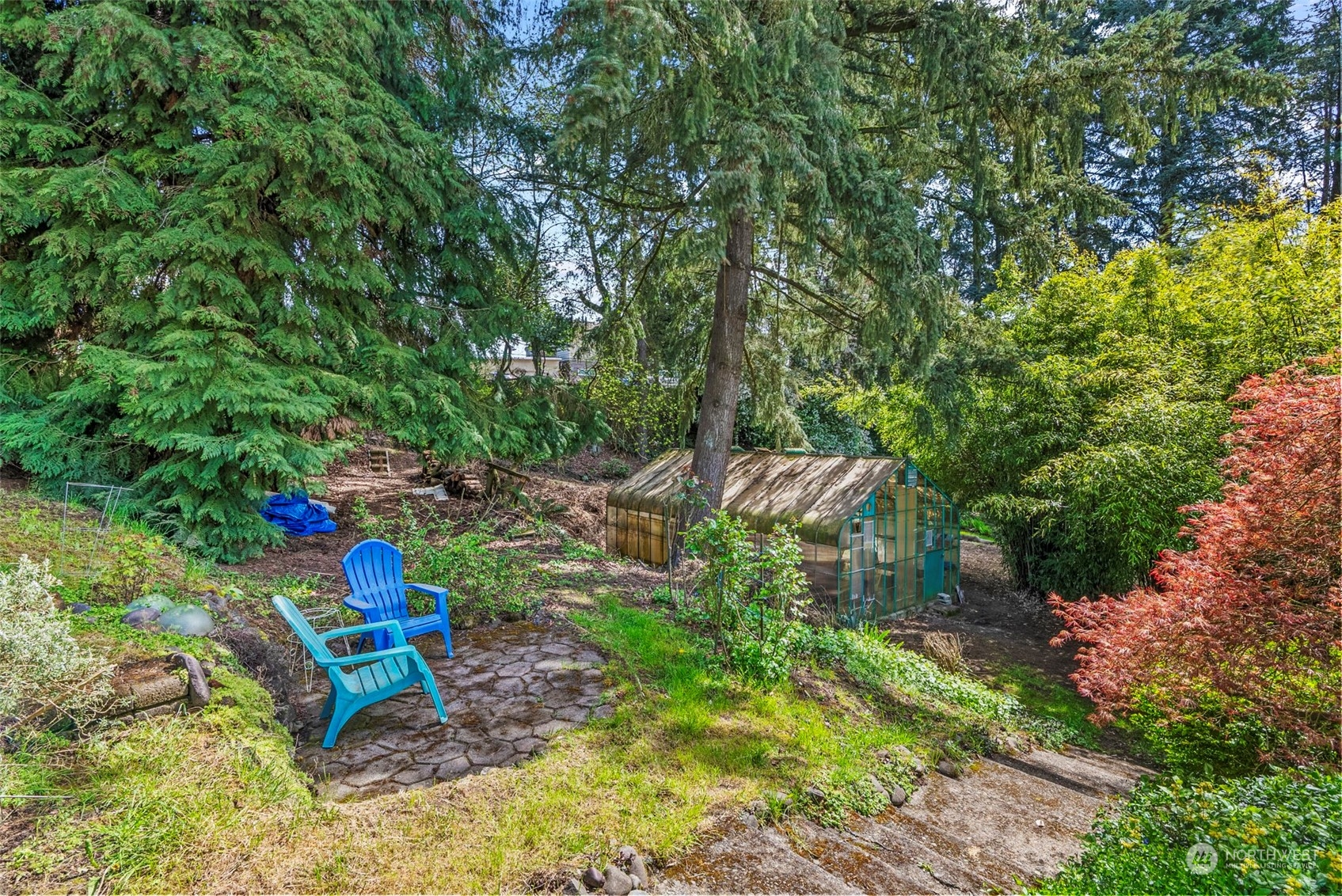 502 Burcham Street Kelso, WA 98626 - Photo 31 of 38 a backyard of a house with outdoor seating