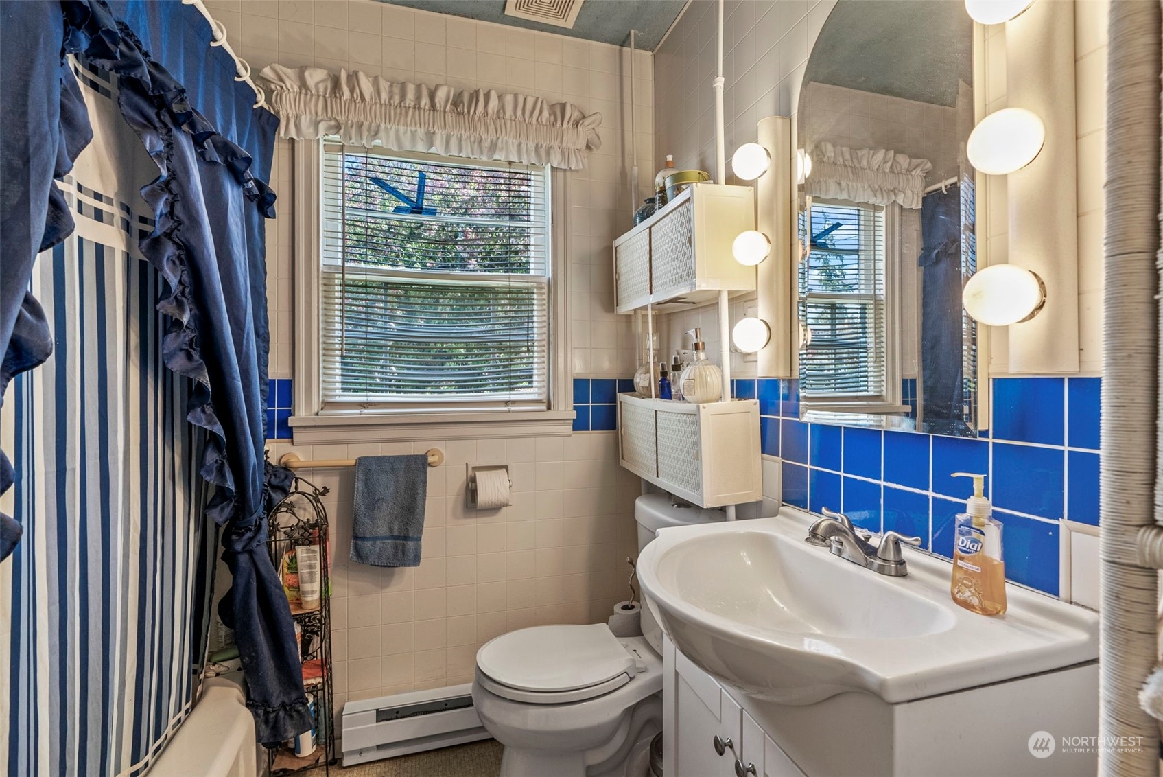 502 Burcham Street Kelso, WA 98626 - Photo 9 of 38 a bathroom with a sink a toilet and a mirror