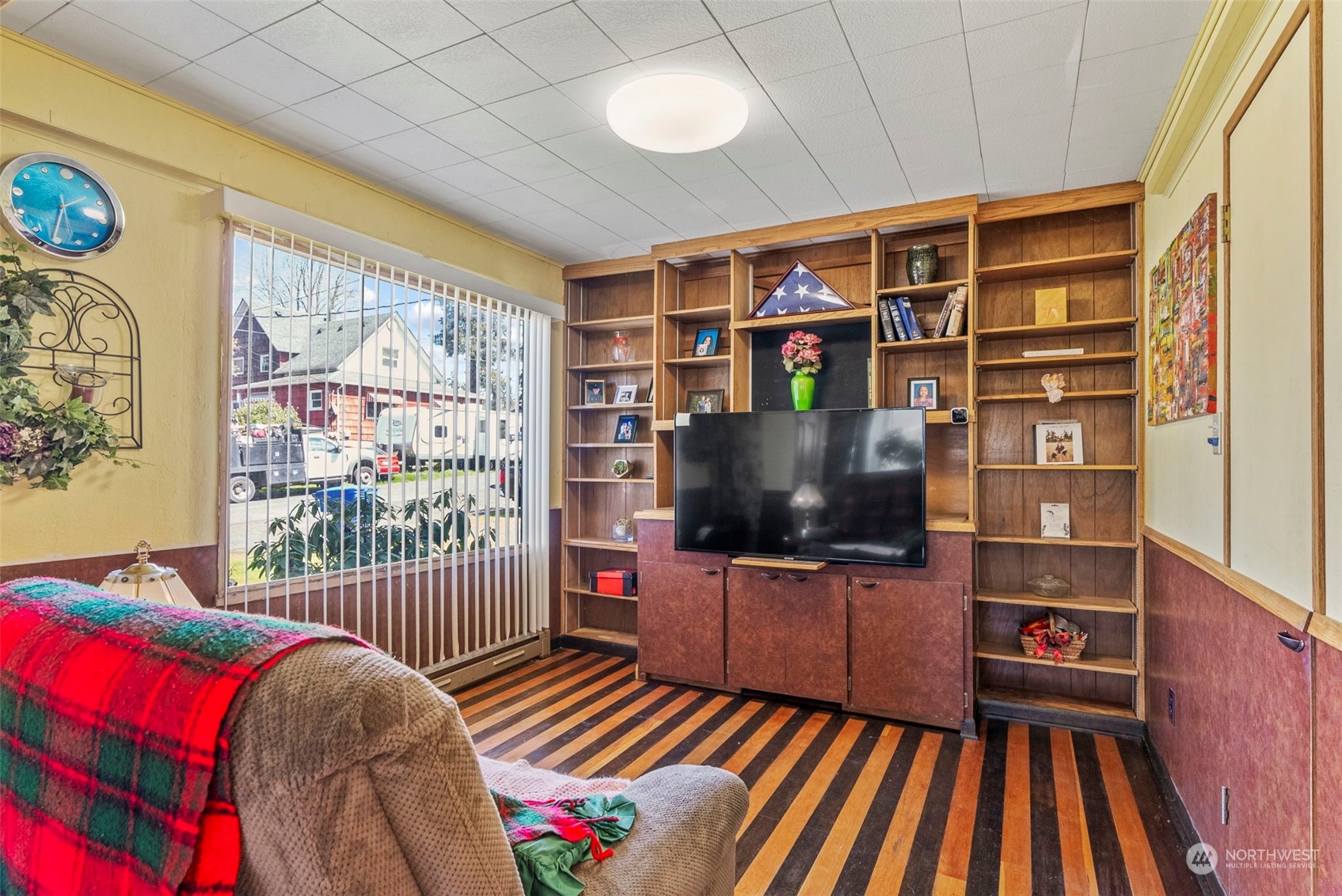 502 Burcham Street Kelso, WA 98626 - Photo 10 of 38 a living room with a couch bookshelf and a flat screen tv