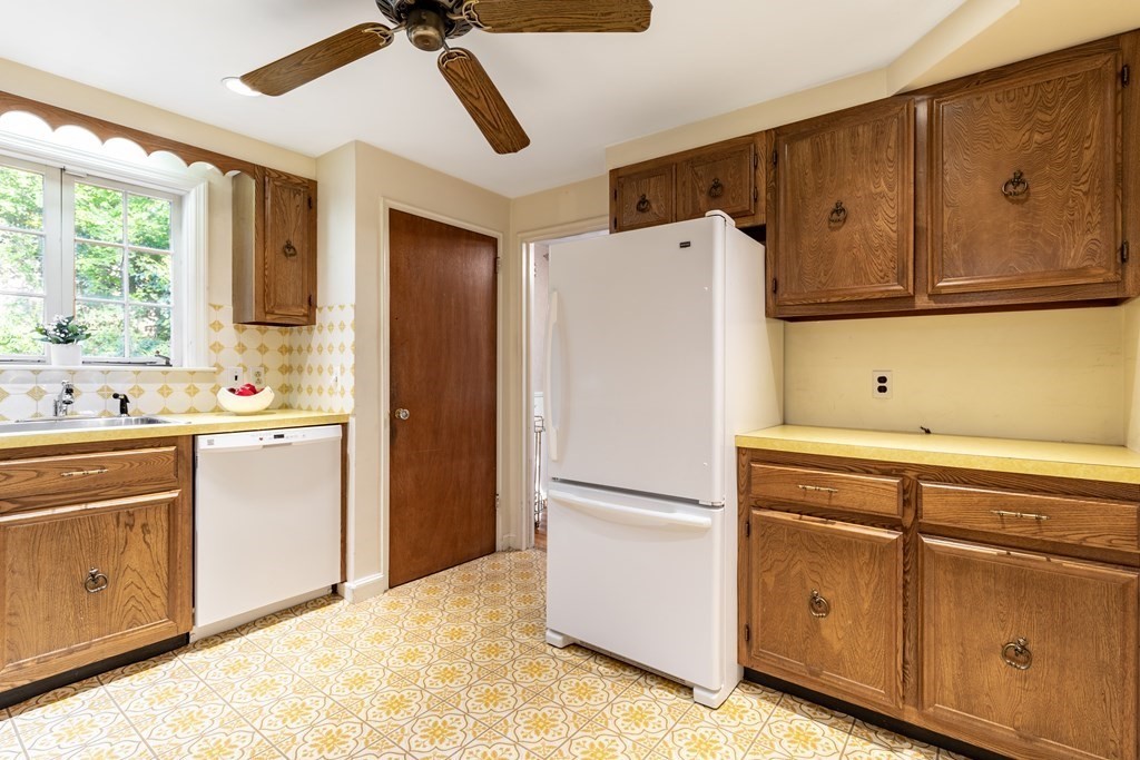 39 Edgemont Avenue Reading, MA 01867 - Photo 11 of 25 Gallery Image 11