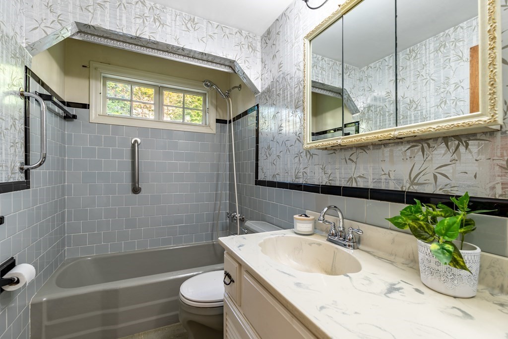 39 Edgemont Avenue Reading, MA 01867 - Photo 13 of 25 Gallery Image 13