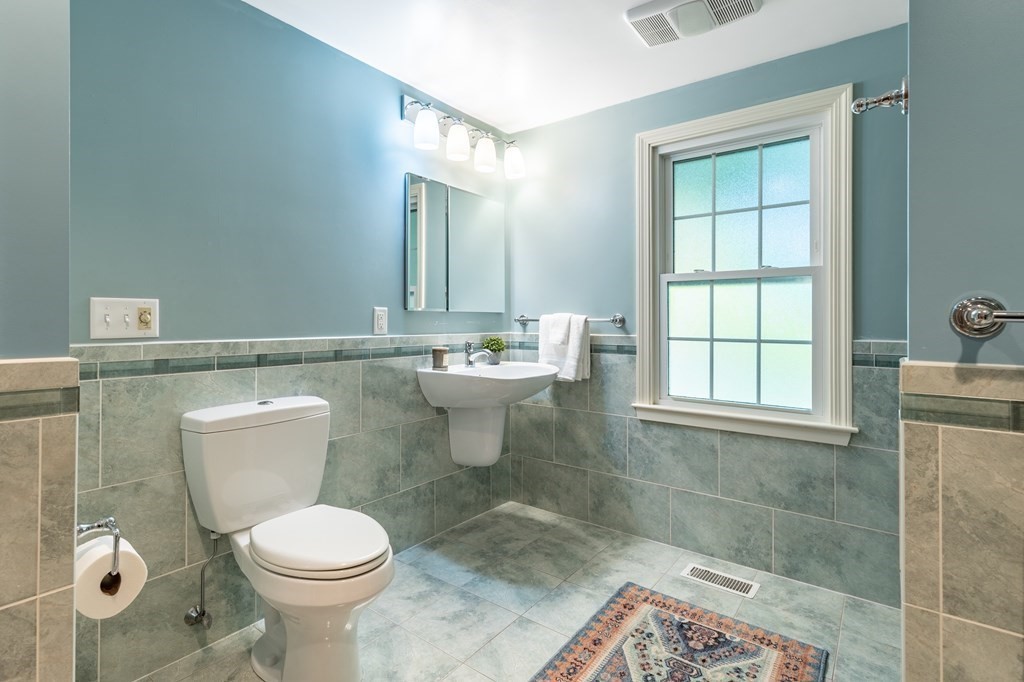 39 Edgemont Avenue Reading, MA 01867 - Photo 16 of 25 Gallery Image 16