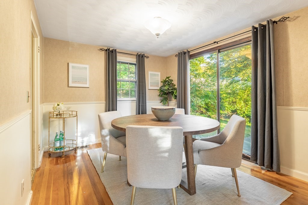 39 Edgemont Avenue Reading, MA 01867 - Photo 4 of 25 Gallery Image 4