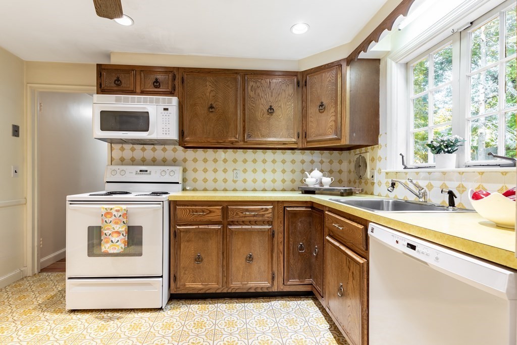 39 Edgemont Avenue Reading, MA 01867 - Photo 6 of 25 Gallery Image 6