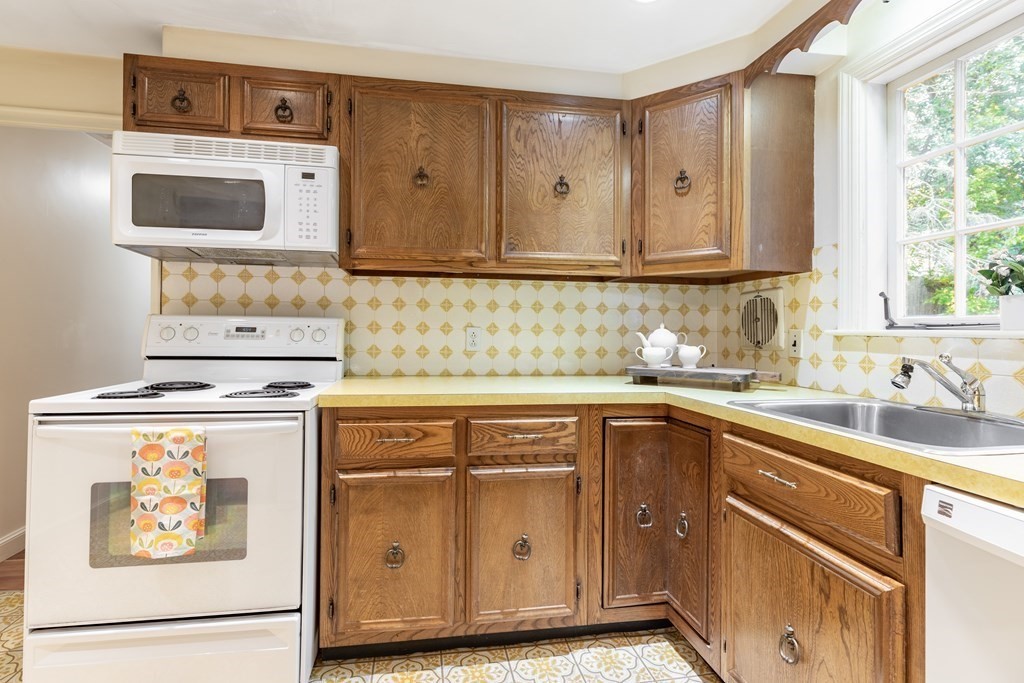 39 Edgemont Avenue Reading, MA 01867 - Photo 7 of 25 Gallery Image 7
