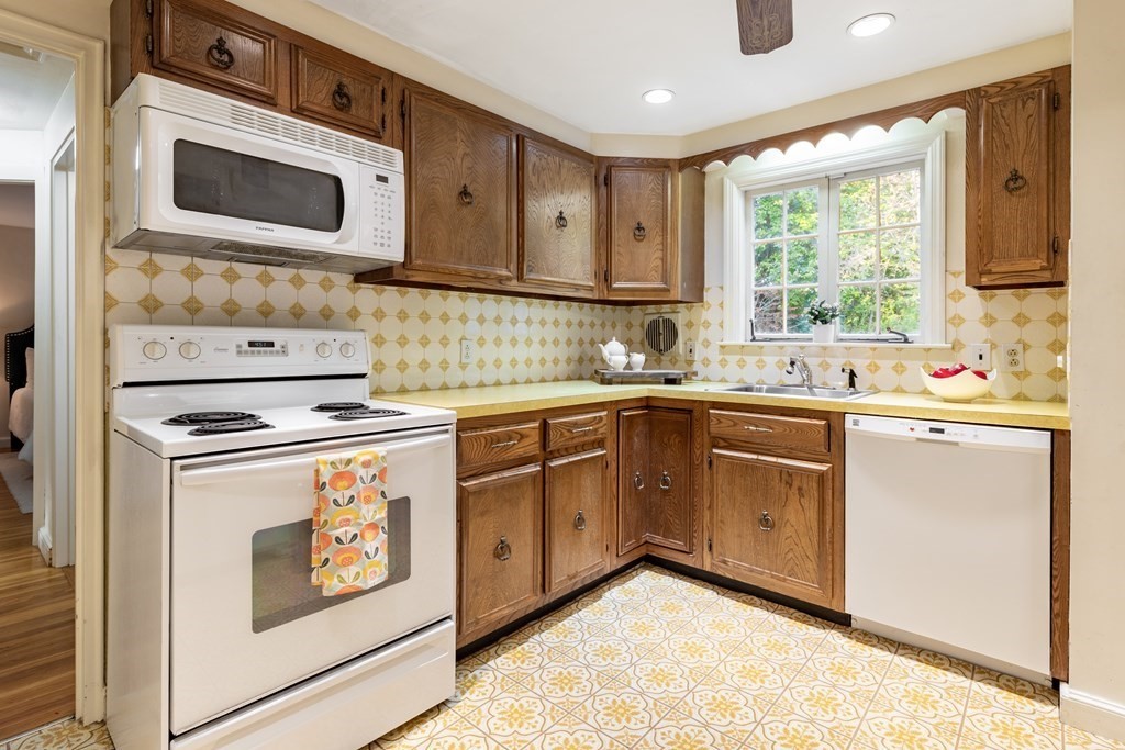39 Edgemont Avenue Reading, MA 01867 - Photo 8 of 25 Gallery Image 8
