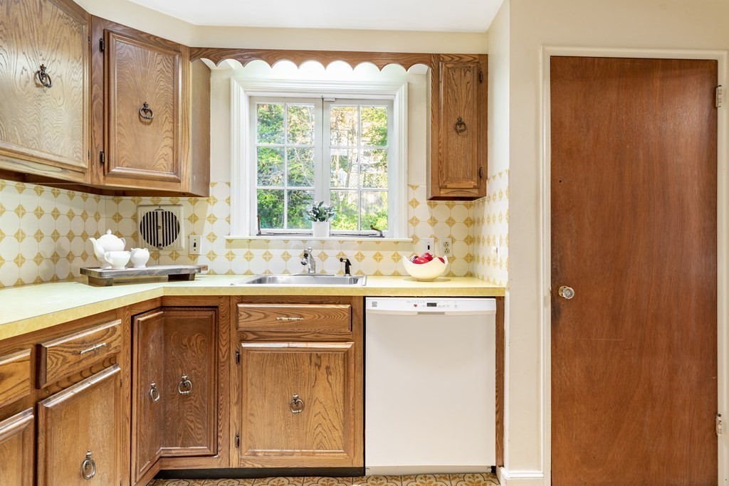 39 Edgemont Avenue Reading, MA 01867 - Photo 9 of 25 Gallery Image 9