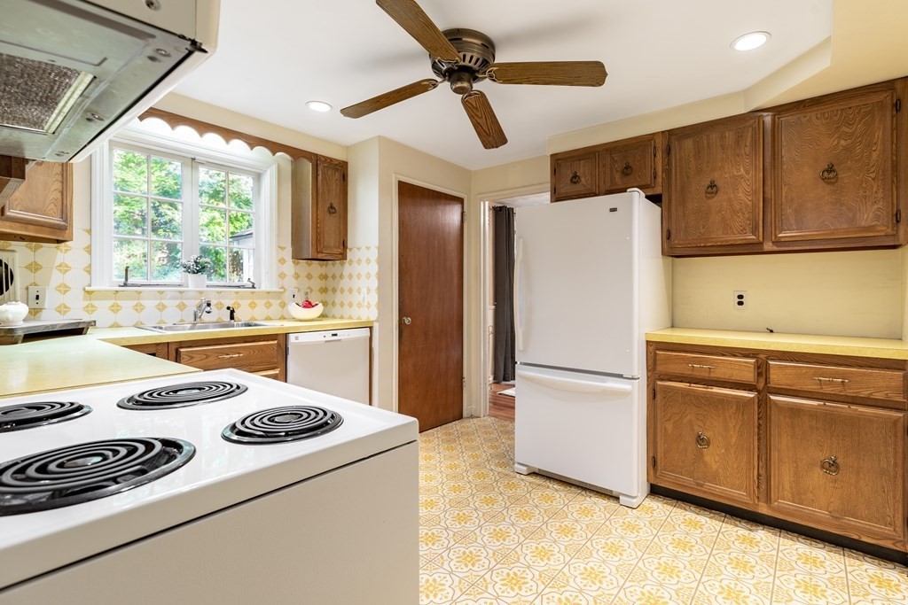 39 Edgemont Avenue Reading, MA 01867 - Photo 10 of 25 Gallery Image 10