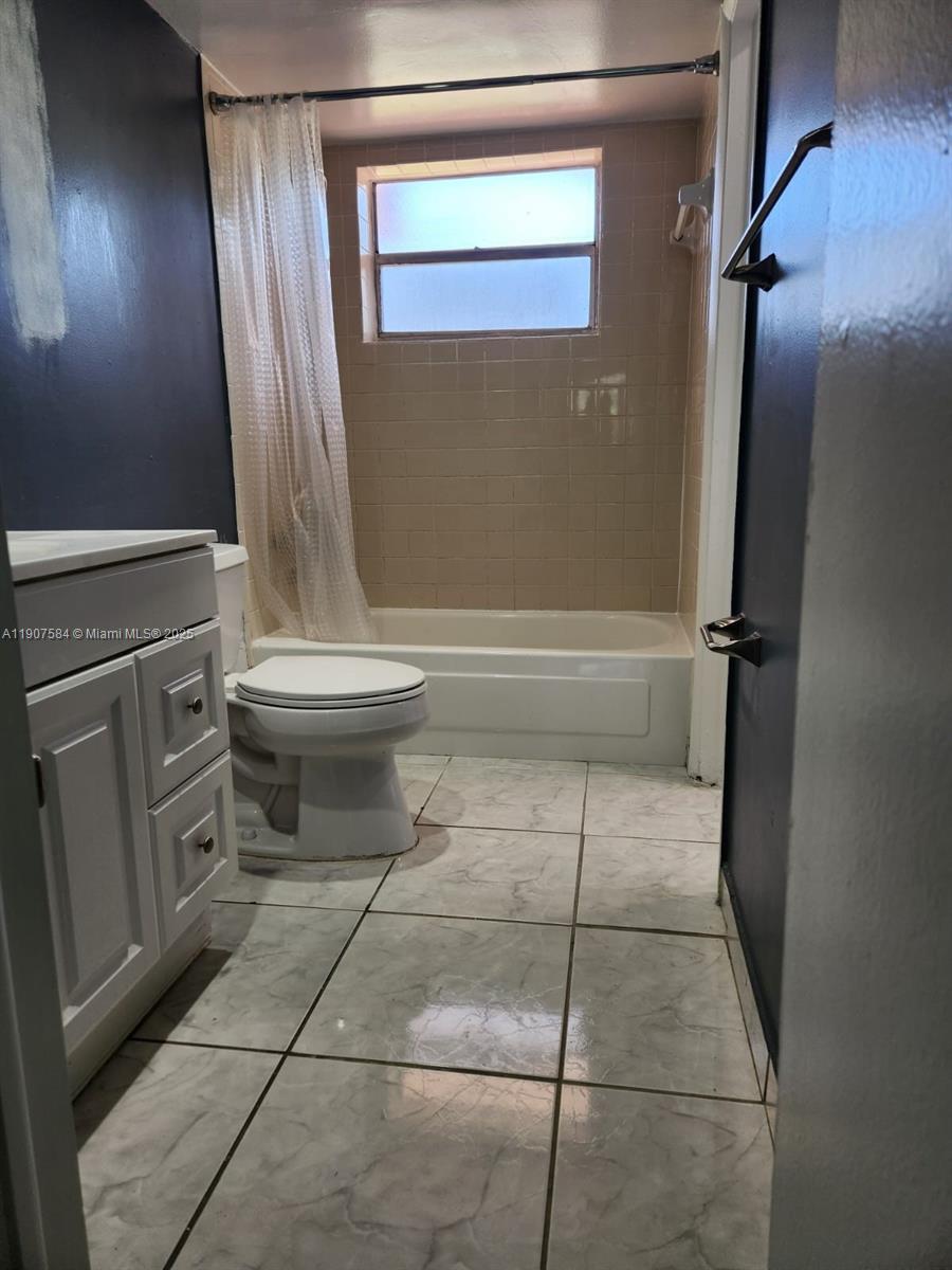 8101 Southwest 73rd Avenue, Unit 30 Miami, FL 33143 - Photo 8 of 14 a bathroom with a toilet a sink and bathtub