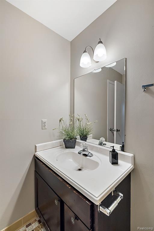 28696 Roxbury Street Farmington Hills, MI 48331 - Photo 38 of 55