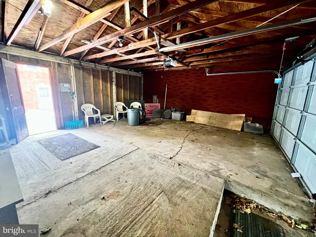 a view of livingroom with furniture