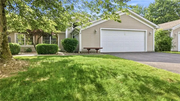 $219,800 | 19 Golfwood Drive, Unit 19, Hermitage, PA 16148