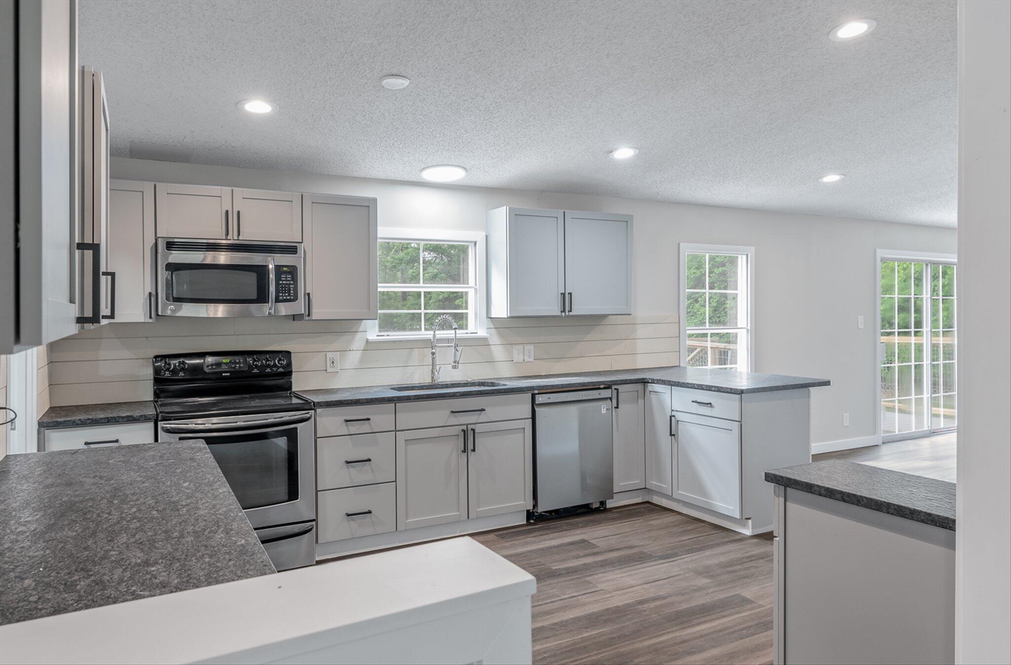 3897 State Rd S-10-1333 Johns Island, SC 29455 - Photo 10 of 36 Kitchen and dining area