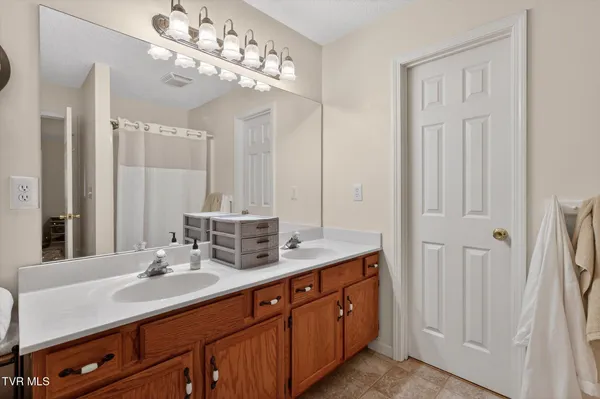 $515,000 | 624 Glen Oaks Place, Gray, TN 37615