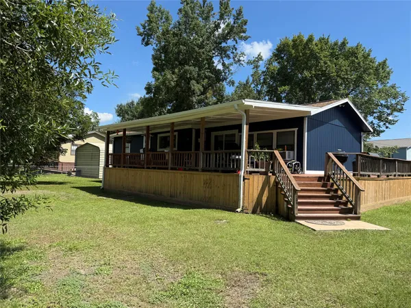 a view of house with a yard