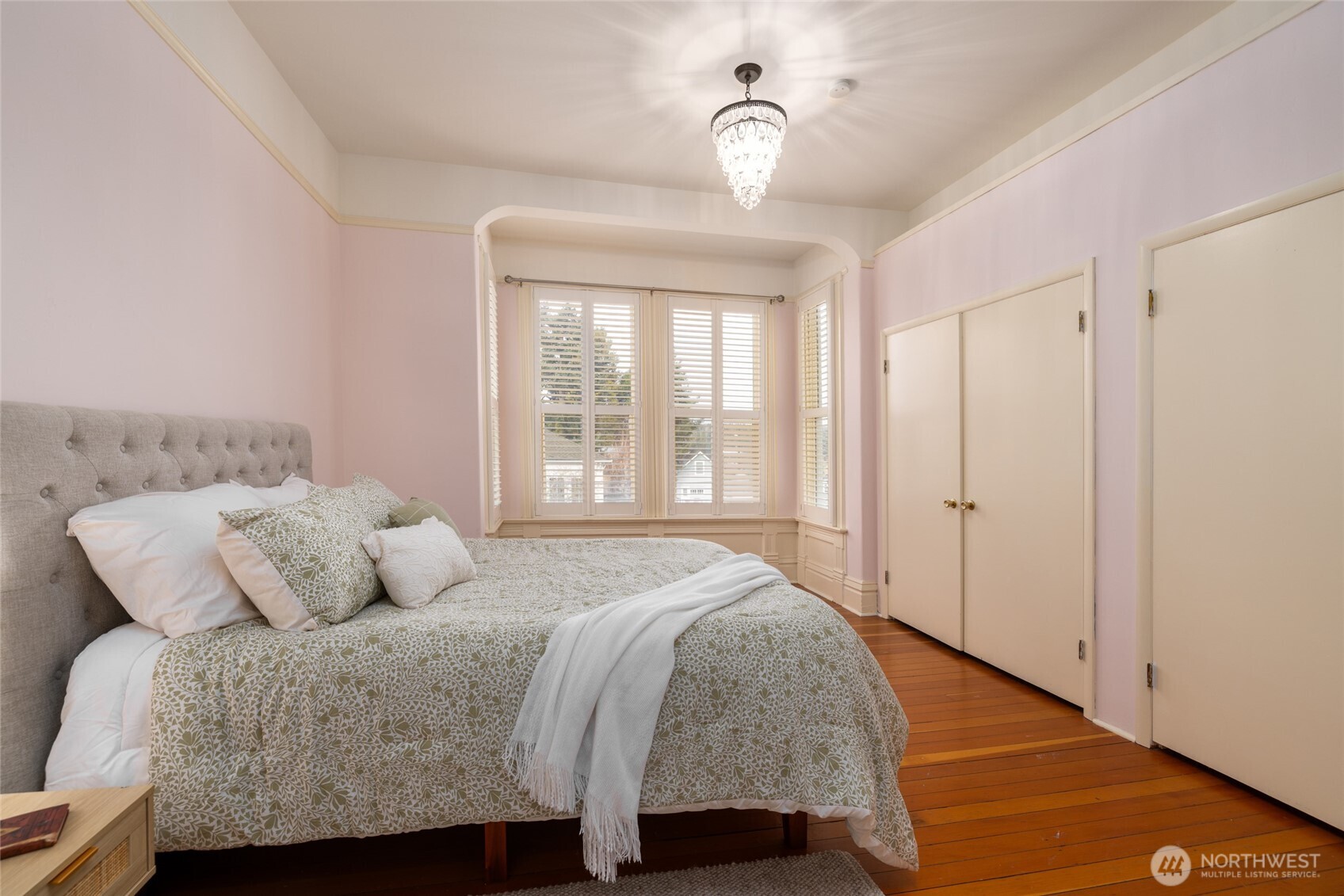 303 Benton Street La Conner, WA 98257 - Photo 15 of 40 a bedroom with a bed and window