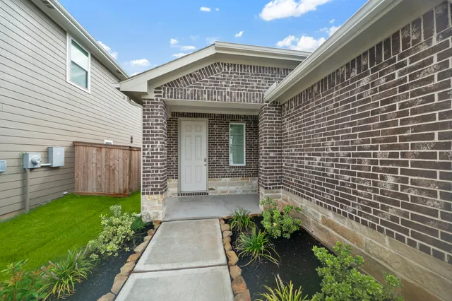 a view of a pathway with a house