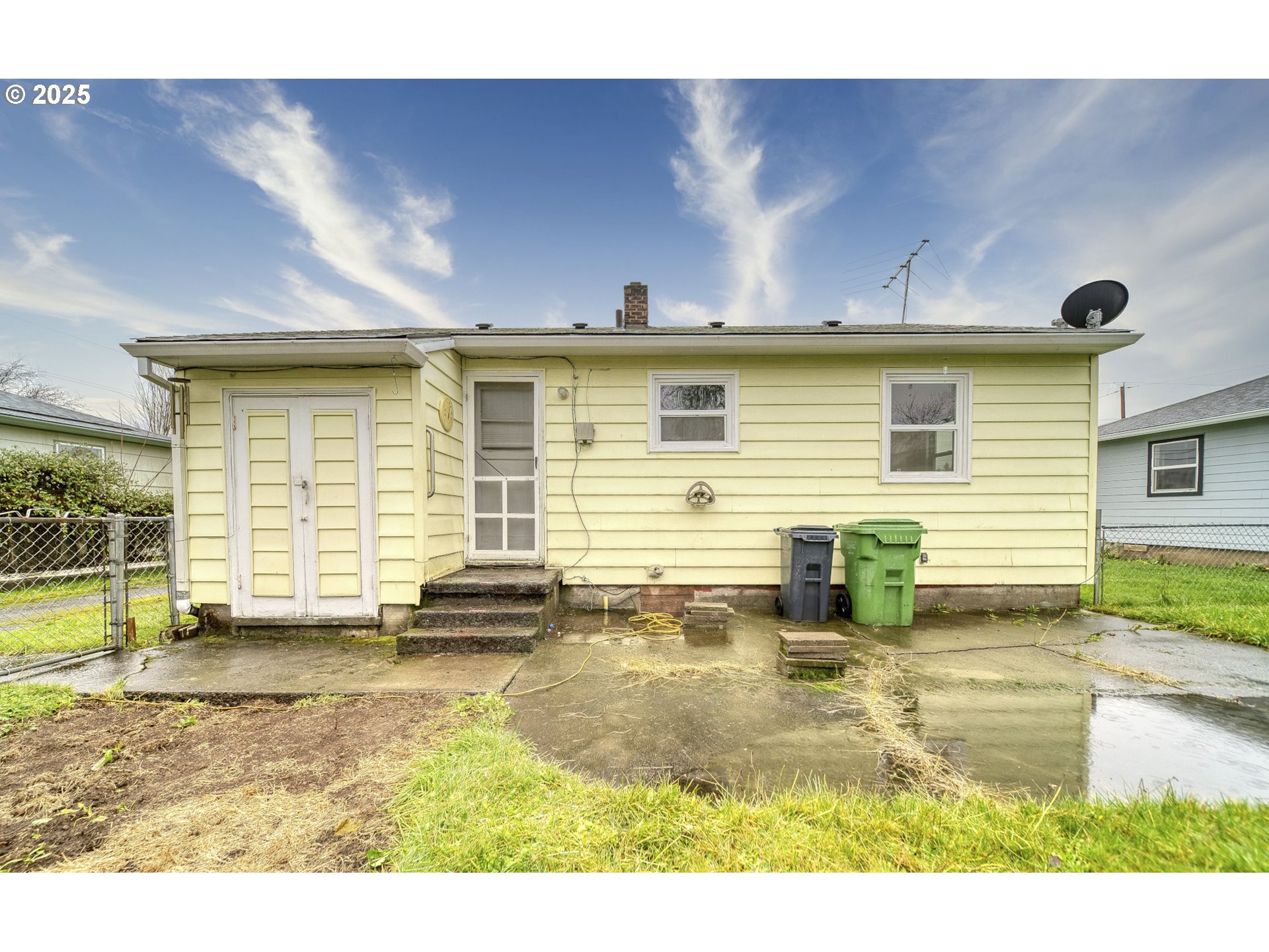 1924 Tualatin Street St. Helens, OR 97051 - Photo 25 of 27 a view of a living room and kitchen