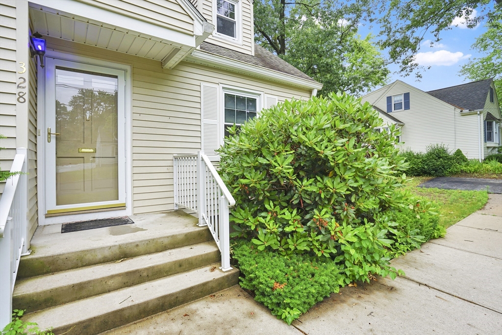 328 Hartwick Street Springfield, MA 01108 - Photo 4 of 37