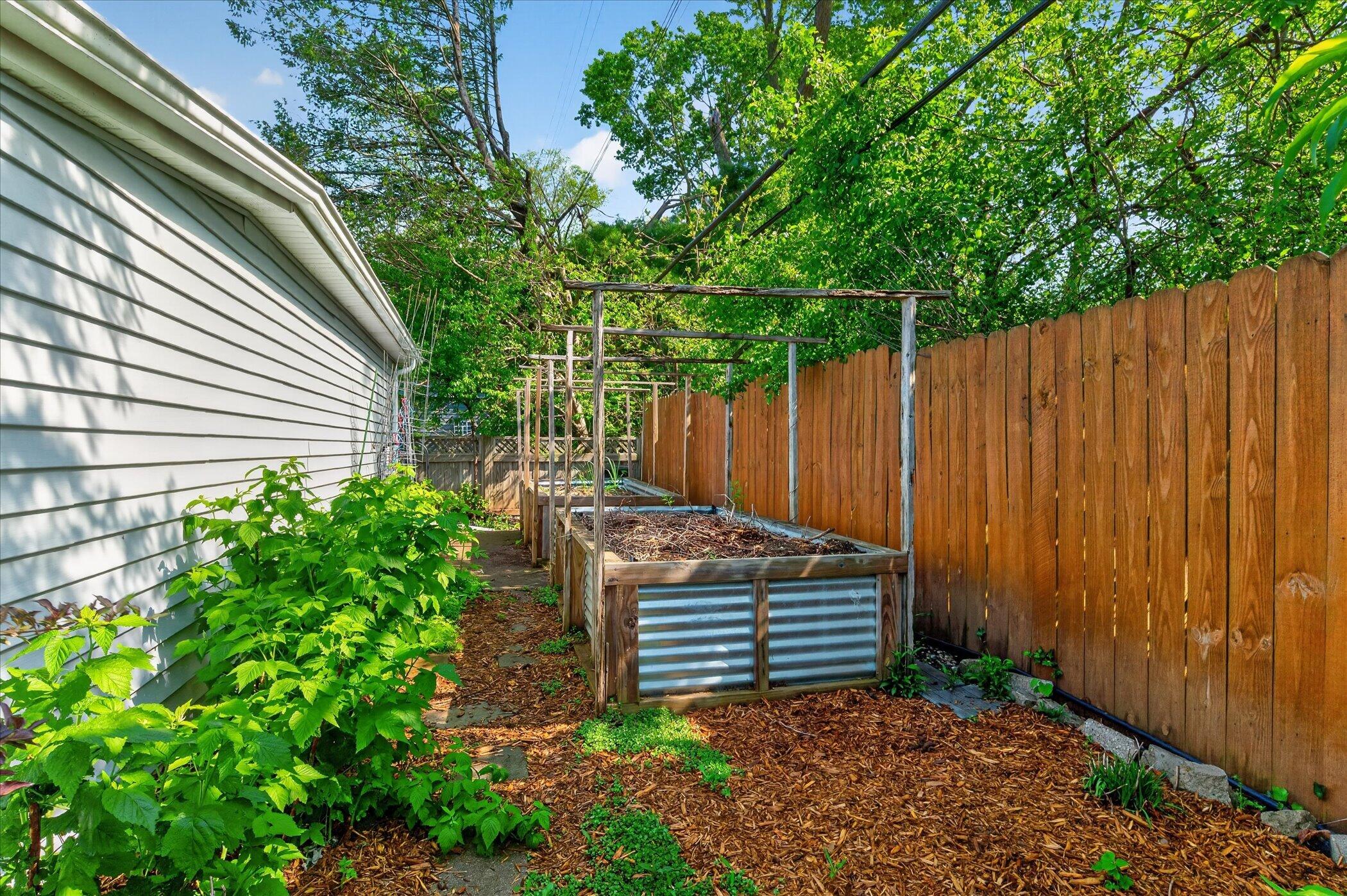 900 Pomona Road Ann Arbor, MI 48103 - Photo 42 of 60 42-900-Pomona-Rd-WindowStill