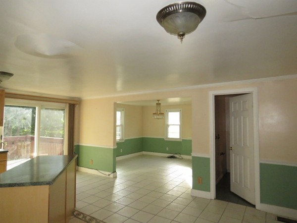 385 Plumtree Road Springfield, MA 01118 - Photo 5 of 16
