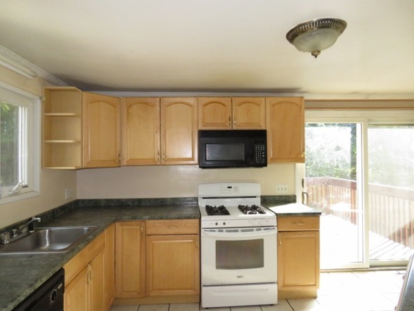 385 Plumtree Road Springfield, MA 01118 - Photo 6 of 16