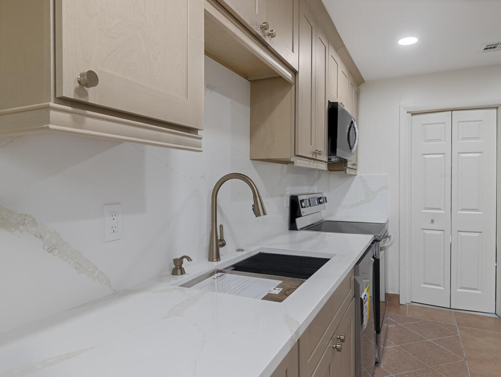 371 West 34th Street Riviera Beach, FL 33404 - Photo 8 of 27 Kitchen