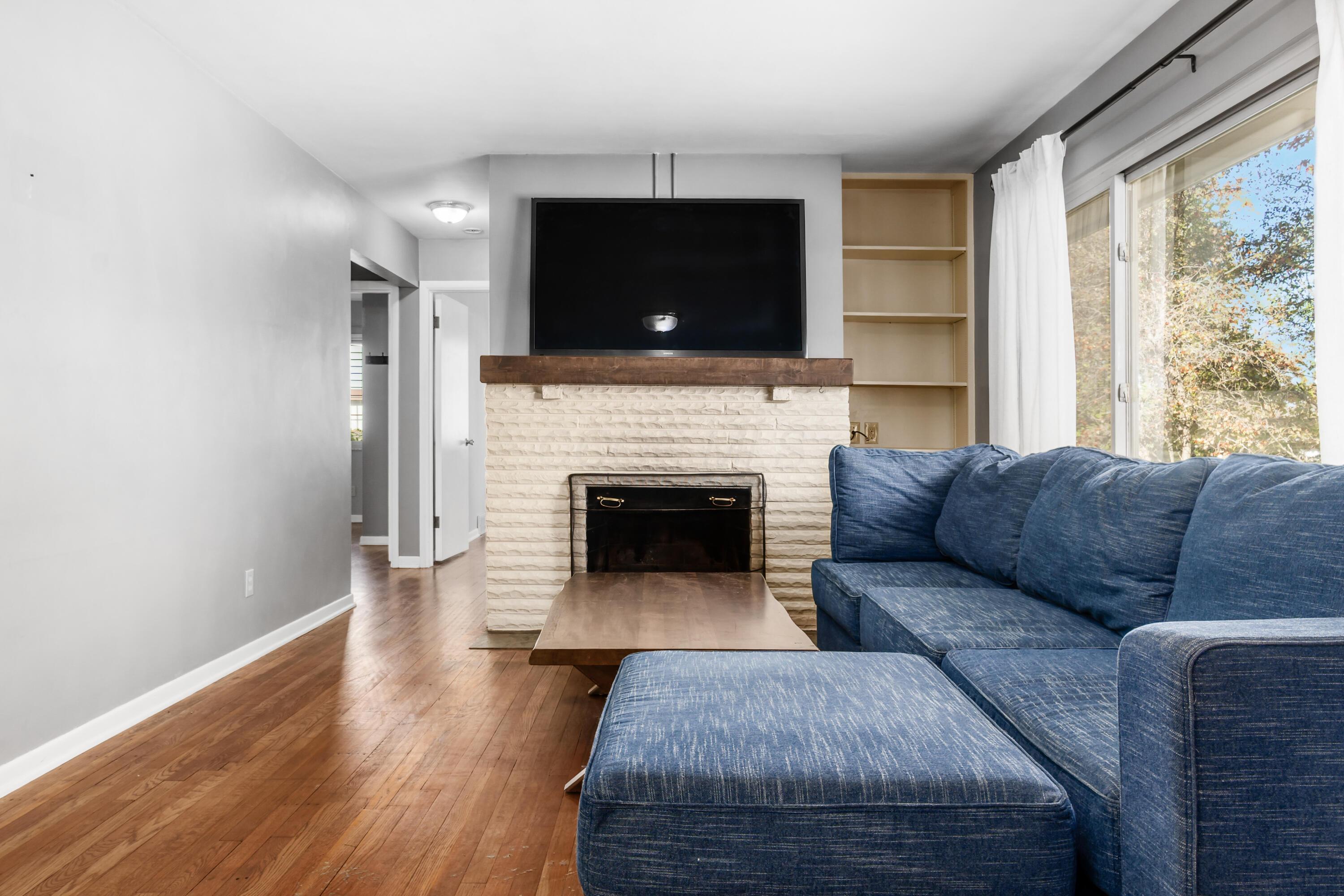 2745 Cranford Road Columbus, OH 43221 - Photo 4 of 42 Living Room