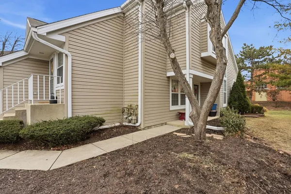 $285,000 | 352 Kildare Court, Unit 352, Carol Stream, IL 60188