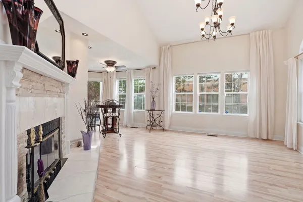 $285,000 | 352 Kildare Court, Unit 352, Carol Stream, IL 60188