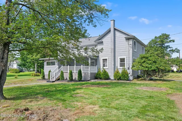a view of a house with backyard and garden