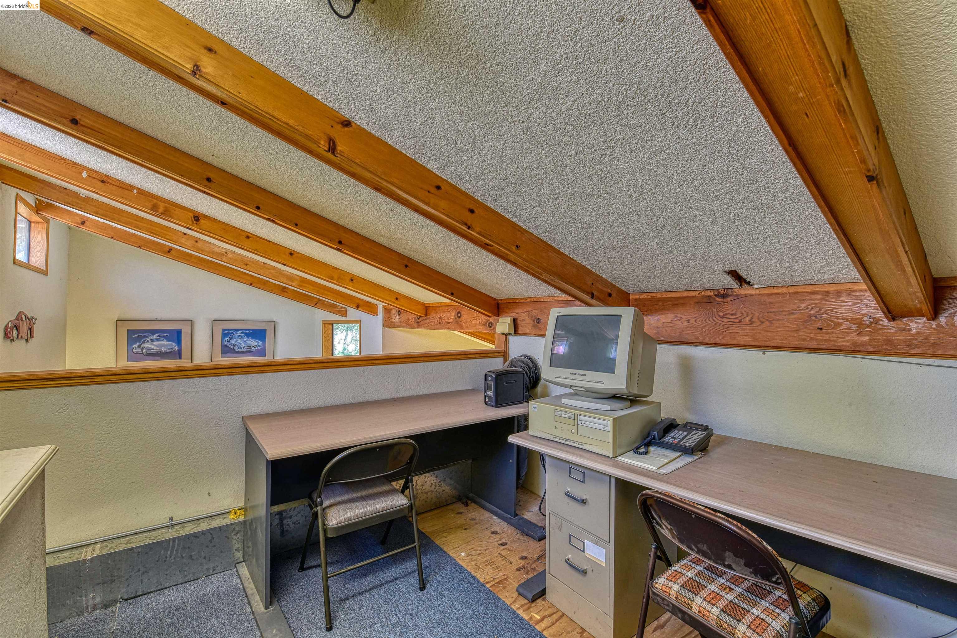 20950 Ferretti Road Groveland, CA 95321 - Photo 27 of 27 a room with a desk and chair