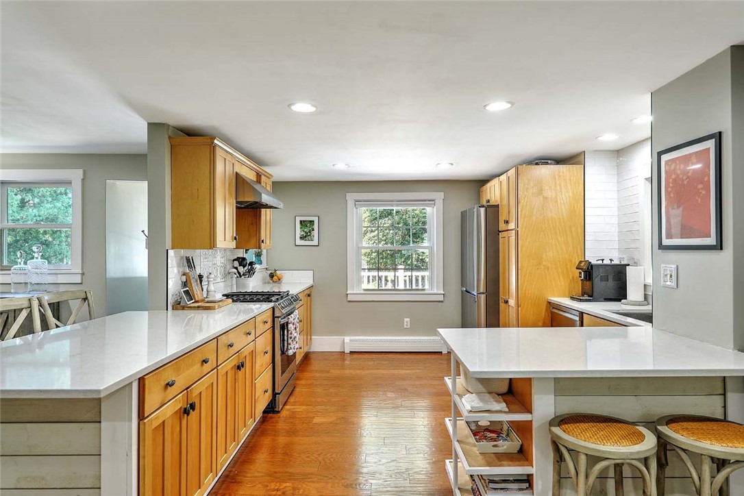 1216 East Main Road Middletown, RI 02842 - Photo 5 of 26