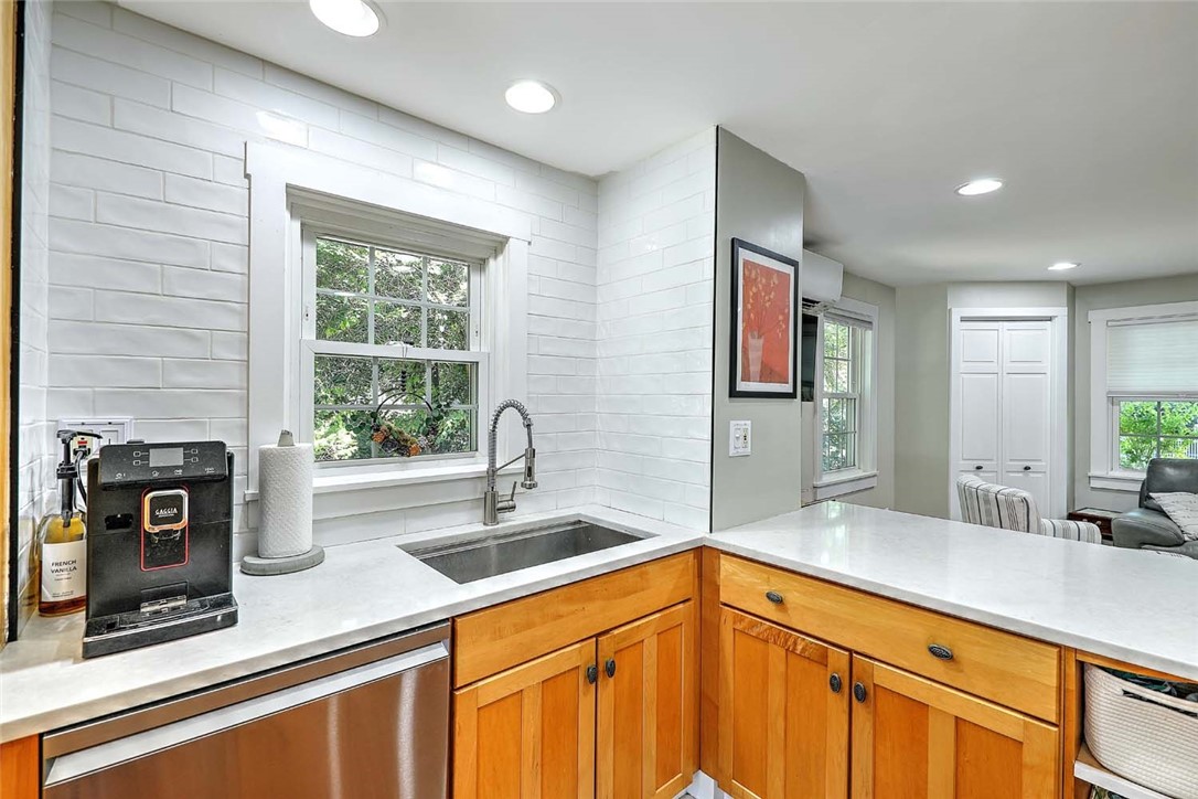 1216 East Main Road Middletown, RI 02842 - Photo 7 of 26