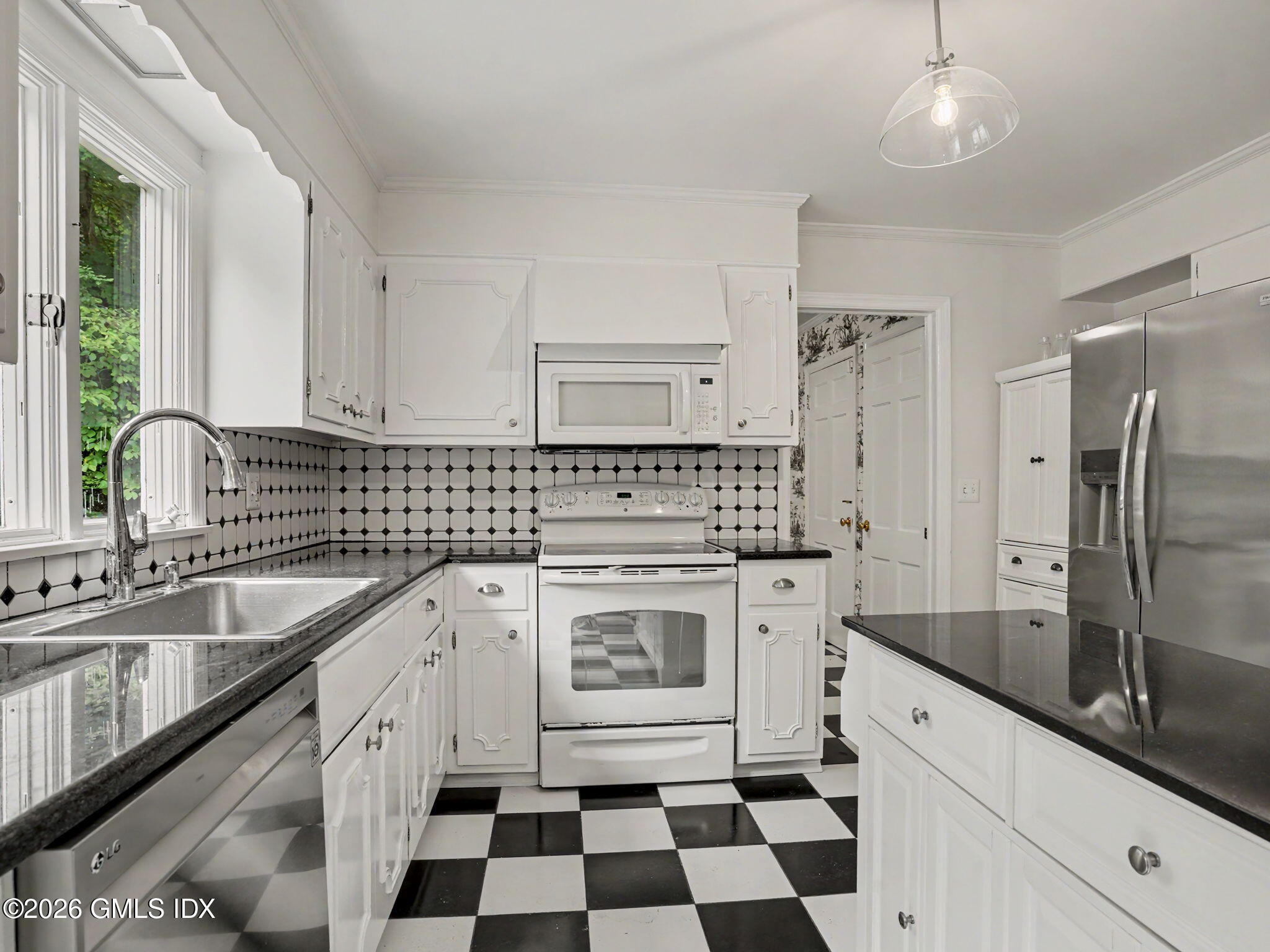 23 Copper Beech Road Greenwich, CT 06830 - Photo 4 of 22 14-web-or-mls-23-copper-beech-rd