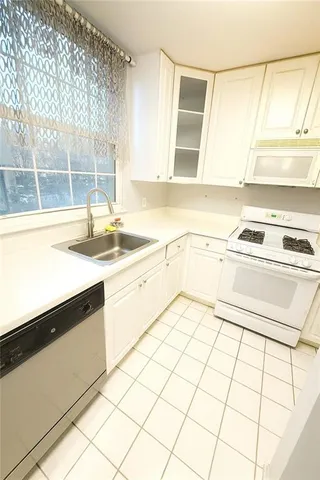 $779,000 | 40 Oceana Drive West, Unit 2B | Brighton Beach