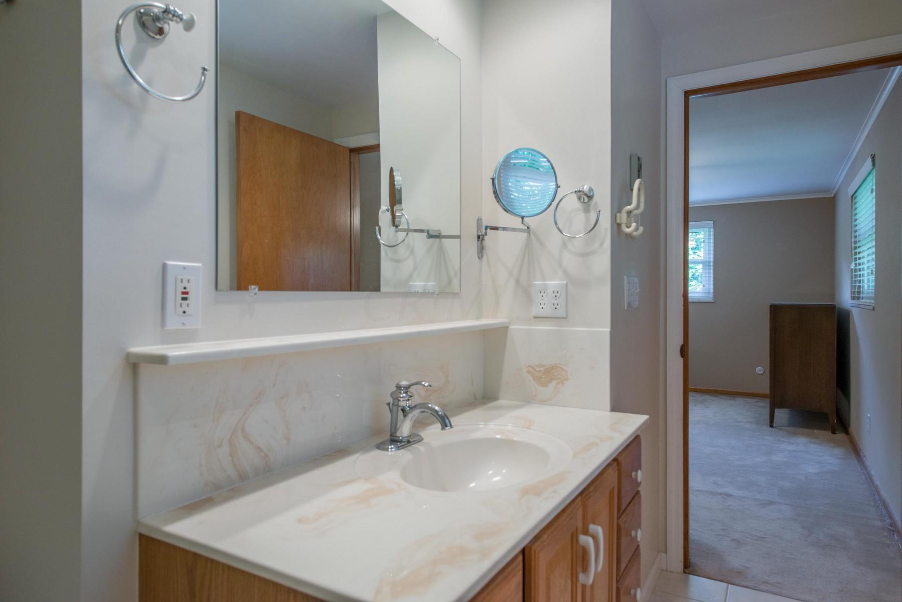 2465 Lytham Road Upper Arlington, OH 43220 - Photo 18 of 50