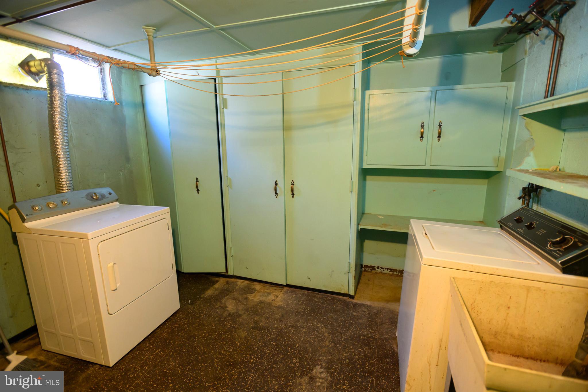 127 Sherbrook Boulevard Upper Darby, PA 19082 - Photo 21 of 24 a utility room with dryer and washer