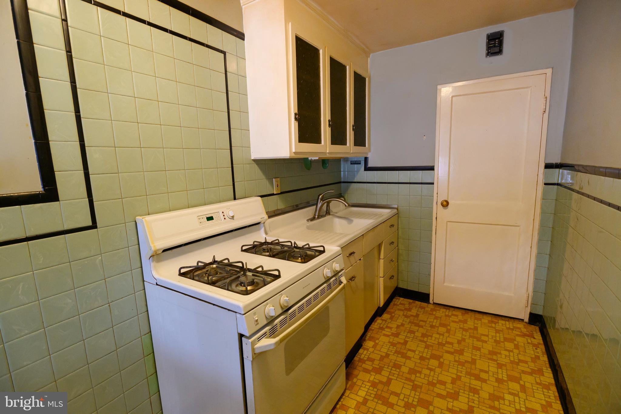 127 Sherbrook Boulevard Upper Darby, PA 19082 - Photo 8 of 24 a kitchen with a stove a refrigerator and a sink