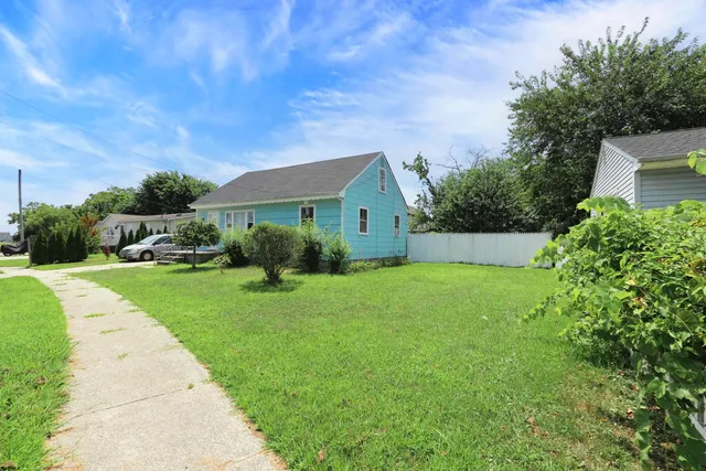 a view of a house with backyard and garden