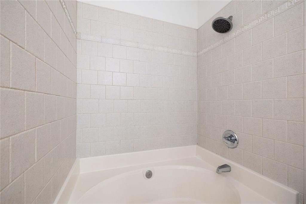 3334 Peachtree Road Northeast, Unit 905 Atlanta, GA 30326 - Photo 14 of 29 a bathroom with a bathtub