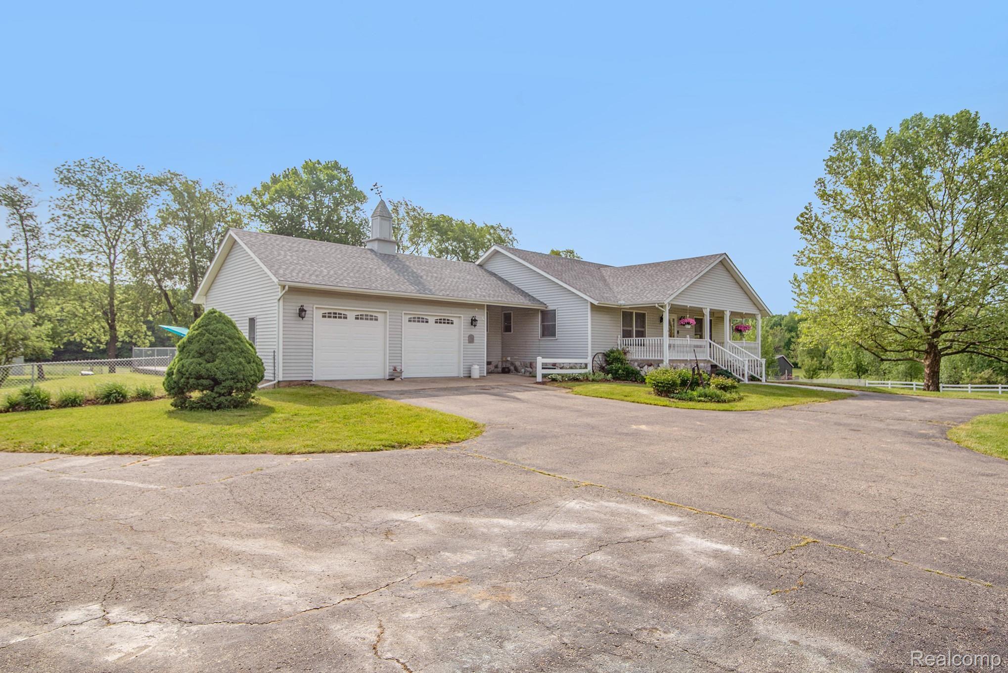 Large circle drive with plenty of room for all your toys